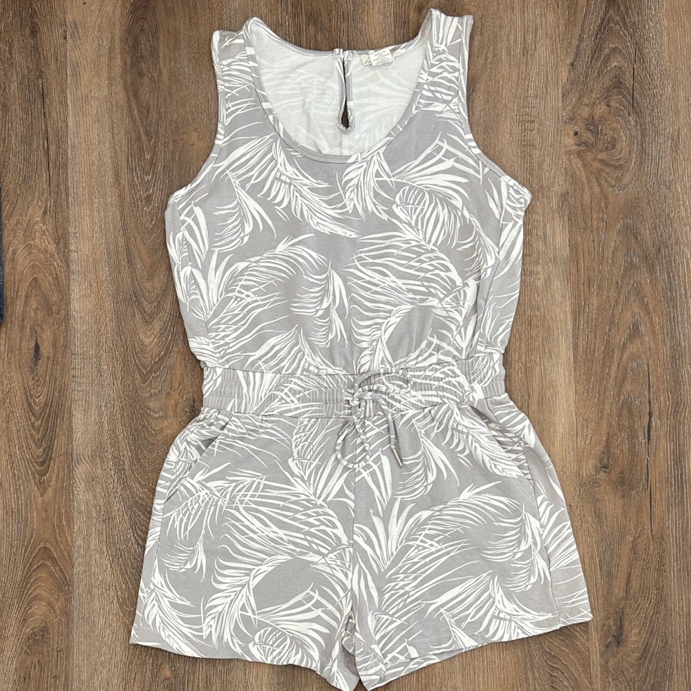 💛2/$20 C&C California Gray and White Palm Print Romper size small